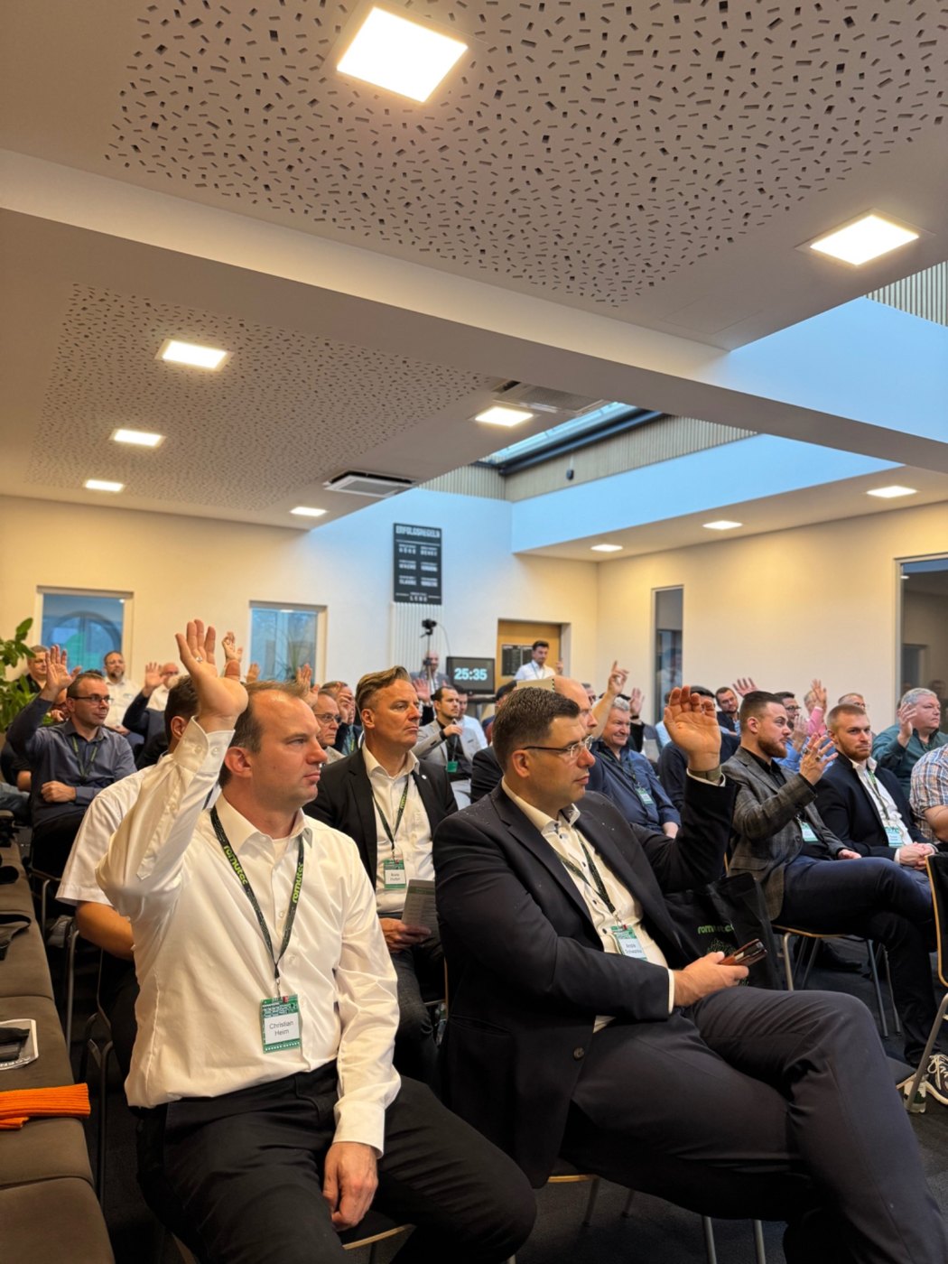 Teilnehmende diskutieren beim TGA Symposium
